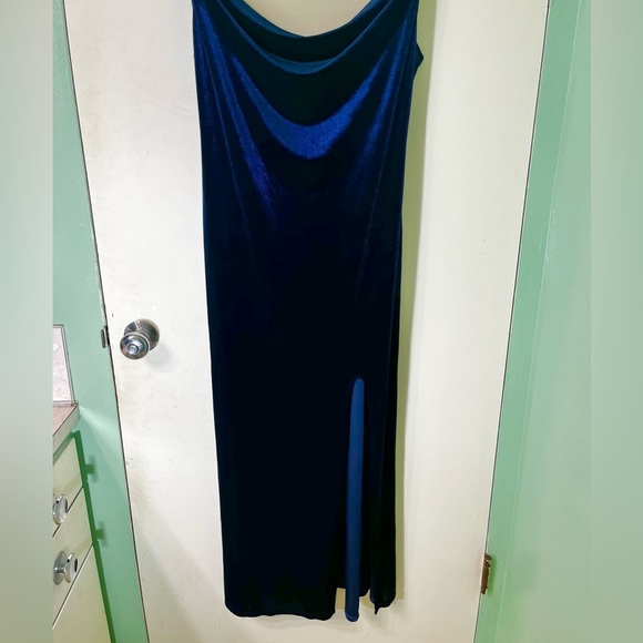 Women’s Dark Blue Velvet gown with slit and cowl neck. Jump Apparel “PL” size - Picture 9 of 9